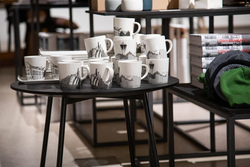 Museokaupan tuotteita myyntipöydällä.