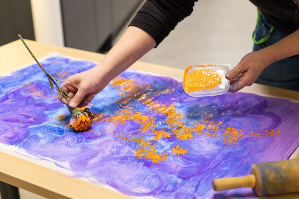 Paperille maalataan ruusulla taideteosta.