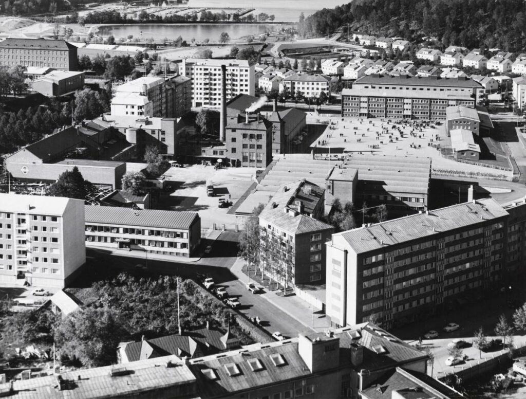 Mallasjuoma Oy:n tehdasalue kuvattuna ilmasta idästä, taustalla Vesijärvi.