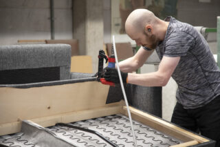 Kodinkalusteista automaatioratkaisuihin – Lahden museot dokumentoi paikallista teollisuusalan työtä