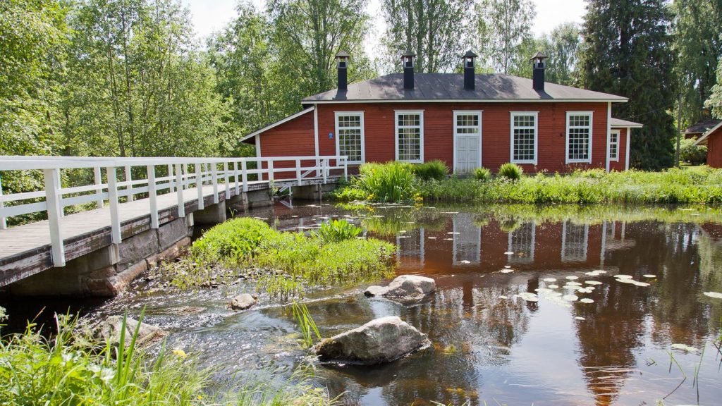 punainen rakennus koskenäärellä