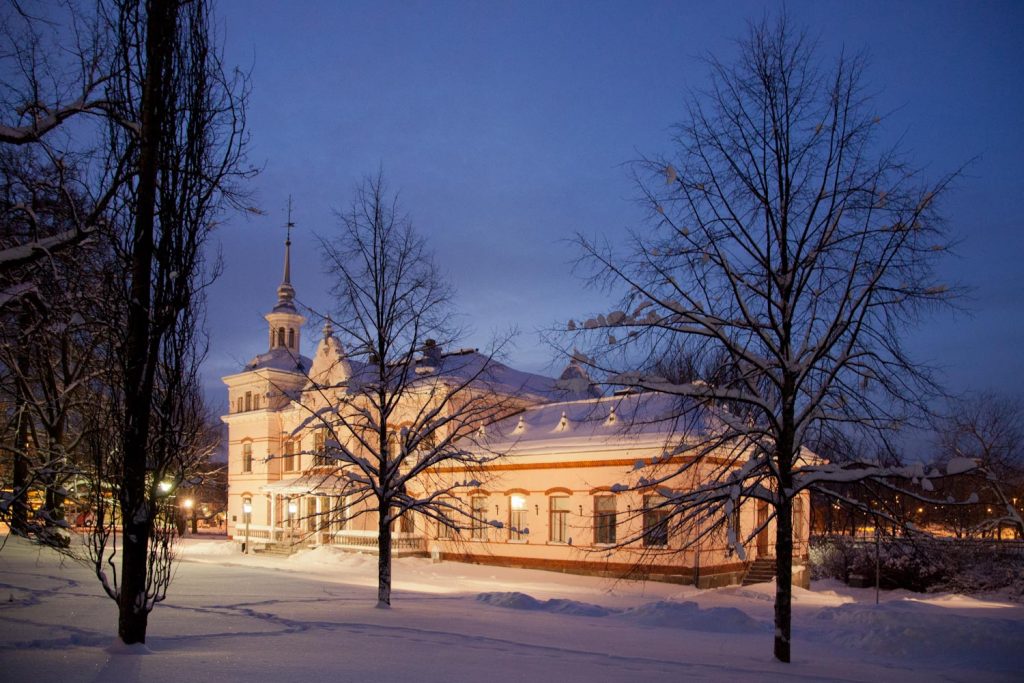 Lahden historiallinen museo talvisena iltana.