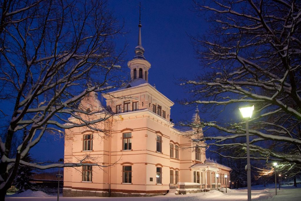 Lahden historiallinen museo talvisena iltana.