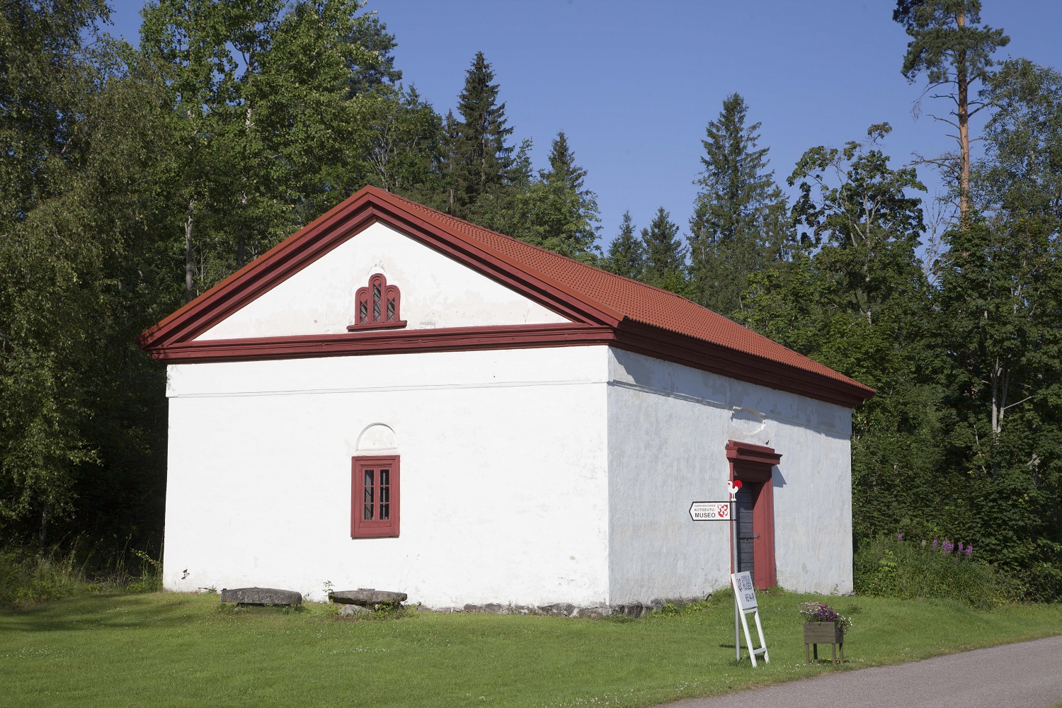 Valkoiseksi maalattu punatiilikattoinen viljamakasiini, jossa toimii Hämeenkosken kotiseutumuseo.