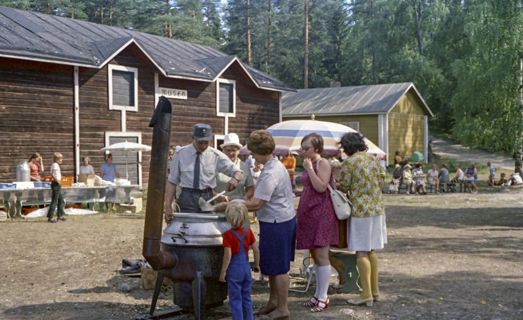 Nastolan kirkonkylässä kotiseutumuseon pihamaalla soppatykki ja ihmisiä